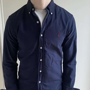Ralph lauren skjorta - Säljer denna Ralph Lauren skjortan i storlek Xs. Skick 9/10. Modellen på bilden är 178 och den passar dig runt 170-180. 