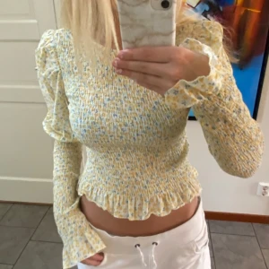 Blommig Blus💛 - En fin blommig blus från Ginatricot, perfekt till sommaren! Aldrig använd. Den är i storlek L men skulle säga att den passar perfekt för mig som brukar ha S/M💛