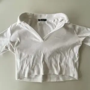 En topp med skjortkrage från Zara! Säljer eftersom att den inte kommer till användning. Den är i storlek M men den är rätt liten i storleken så skulle säga att den passar mer till XS/S🤍