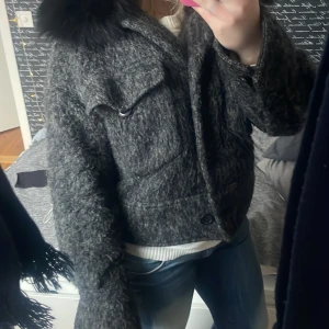 Meotine Jacka - Skit cool jacka från meotine i ett annars slagit material mot dem andra jackorna där ifrån. Otroligt sparsamt använd, märks knappt, där av priset! Hör av er vid fler frågor 💖