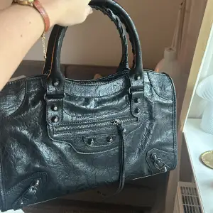 Balenciaga liknande väska på 38 cm i bredd. Säljer pga att jag aldrig får användning för den. Helt oanvänd!! 🩷