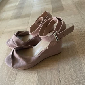 Klackar  - Fina gammalrosa klackar. Jätte söta och i bra skick