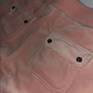 Juciy couture rosa - Hej, hade tänkt o sälja mina rosa juciy byxor som är storlek xs kan mötas och fraktas 