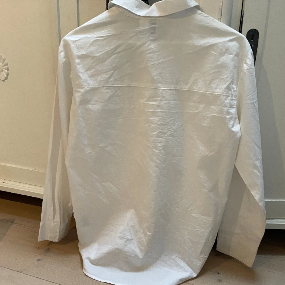 Säljer en vit skjorta från HMs divided avdelning i bra skick. Skjortor.