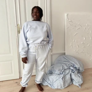 Djerf Avenue sweatshitt - Säljer min djerf Avenue sweatshirt i en så fin ljusblå färg🩵🩵