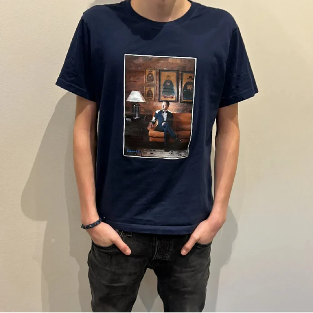 Tja, riktigt snygg T-shirt fràn Celemon Ace tröjan gar inte att köpa pa hemsidan och är mycket sällsynt. Tröjan är i storlek S och passar 175cm. Pris går att diskutera.. T-shirts.