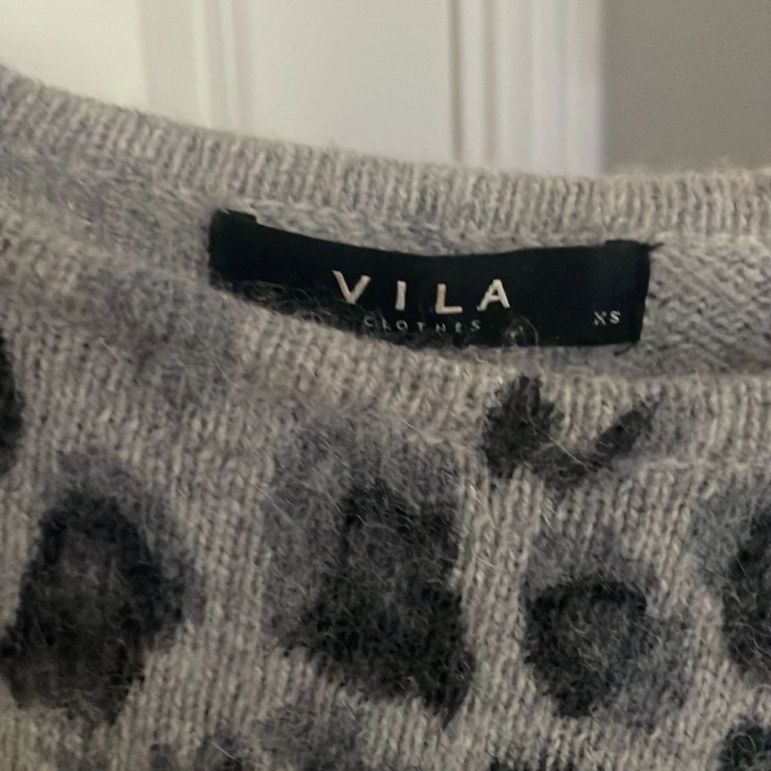 Vila geopard mönstard grå stickad tröja - 90