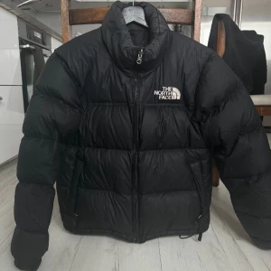 The North Face jacka - M - Supersnygg och varm jacka från North Face i damstorlek Medium. Har några små skavanker men inget som syns speciellt mycket, se bild 2 & 3.
