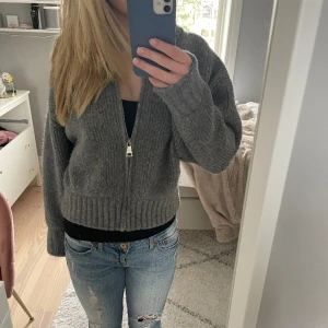 Tröja med dragkedja - Populär tröja från Zara som jag köpte för inte så länge sen. Toppenskick och endast använd några gånger. Men säljer pågrund att den inte kommer till användning.💖Skriv till mig vid frågor!Pris kan diskuteras!!