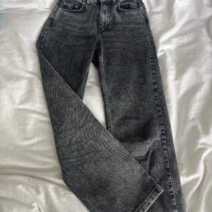 Svart/gråa skit snygga jeans. Är i superbra skick men kommer inte till användning bara. Nypriset är 599