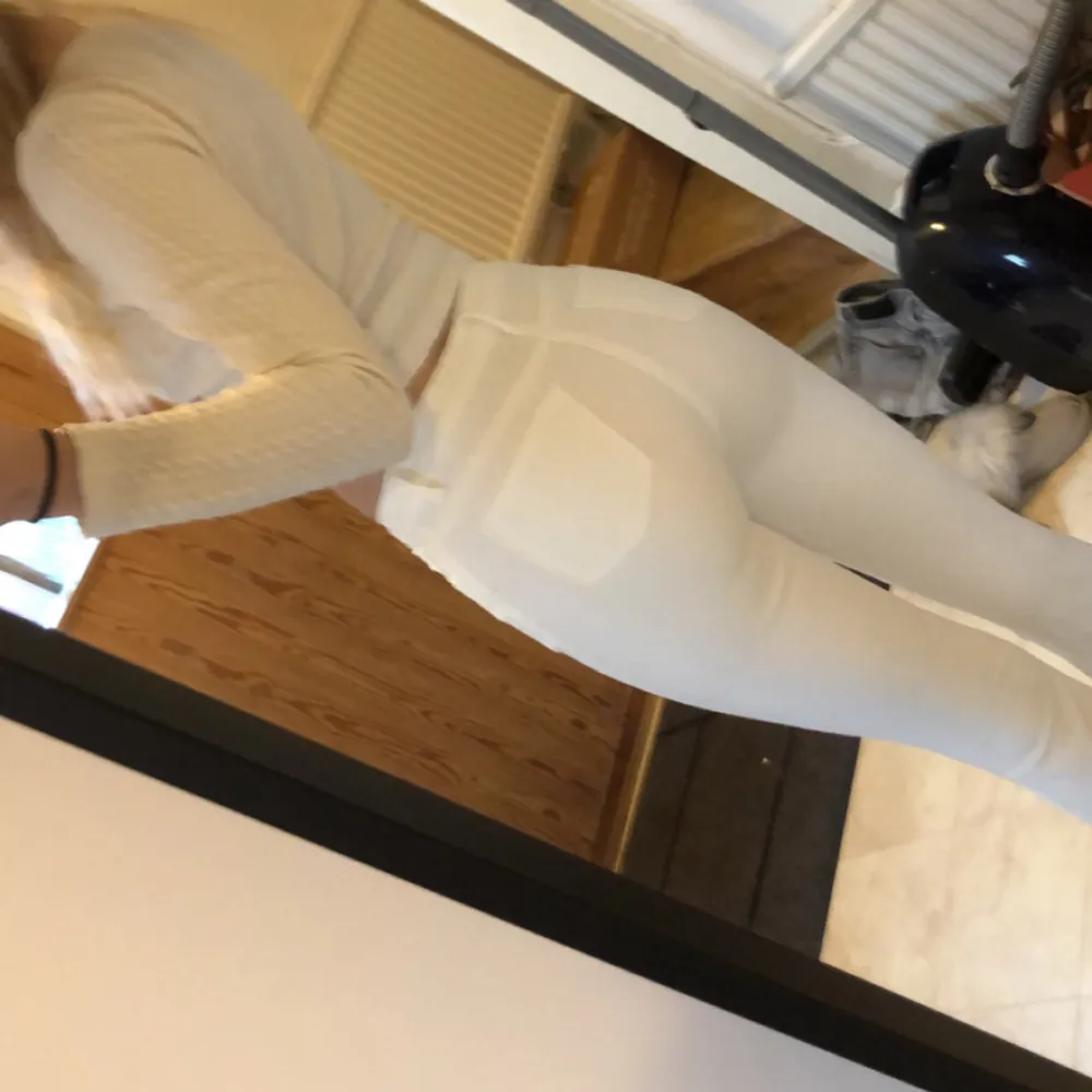 Bootcut jeans från SHEIN storlek XS. Tycker dom är lite korta på mig som är 160cm . Farkut & Housut.