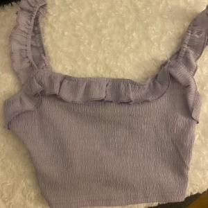 Lila volangtopp - Söt lila kort topp som är särskilt fin att ha under sommaren (som solbränd!!). Använd fåtal gånger 