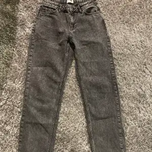 | Geunt jeans | storlek: 164cm/ 14 years | skick: bra, använts fåtal gånger | modellen på bilden är 170 och väger ca 53 | Fraktas spårbart via postnord📩📦 | leveranstid 1-3 arbetsdagar | hör av er vid frågor och funderingar🙌🤝