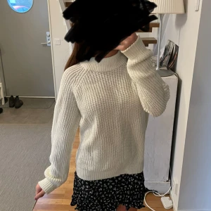Vit stickad tröja  - En vit stickad tröja med aningen hög krage. Super fin att ha till ett par jeans eller en kjol, passar till alla årstider. Storlek XS men passar S också.