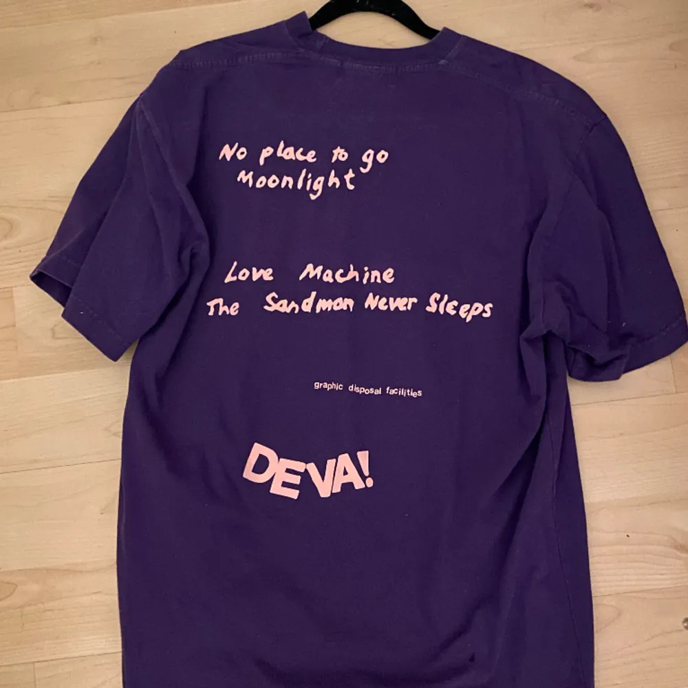 Jättecool Tshirt från Devástates, men den används knappt längre eftersom jag har bytt stil. T-shirts.