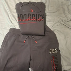 Hoodrich  - Säljer hela dressen allting ser bra ut jag säljer på grund av de är inte min stil längre kan mötas i Stockholm eller Älvsjö 