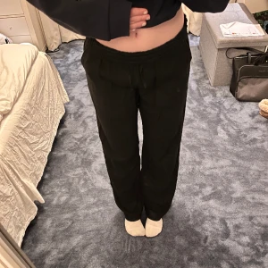 Low waist linnebyxor  - Lågmidjade linnebyxor från Lindex i storlek 164 men passar mig som har xs. Säljer pga att dem aldrig kommit till användning. Midjemått rakt över 37cm och innerbenslängd 76cm. Nypris 300kr💞