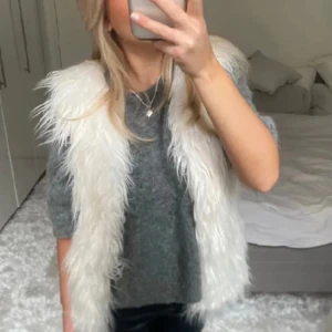 Pälsväst - Jättefin vit pälsväst!🤩Köpt här på Plick och jag säljer eftersom den var för stor för mig tyvärr❤️(lånade bilder)