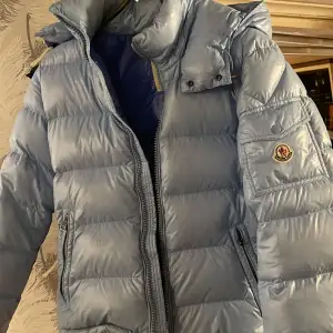 Säljer min moncler jacka baby blue . Kan skicka mer bilder vid intresse / med id 