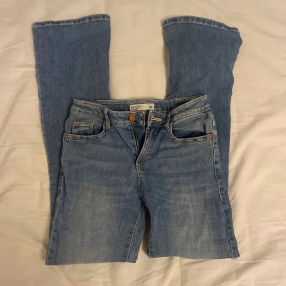 Använda fåtal gånger, ej märkbart. Inga defekter. Jättesnygga bootcut jeans i strl 158 (passar strl 24), men töjbara i midjan. De är lite korta på mig som är 165. Priset kan sänkas vid snabb affär. Jeans & Byxor.