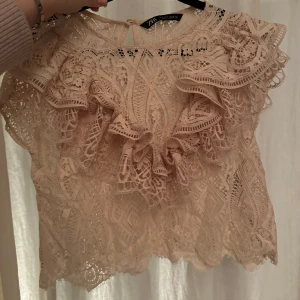 Zara spetstopp - Perfekt spetstopp från zara. Den är i storlek L men det är en kort och liten modell så den passar s också. 