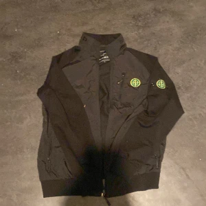 Stone island bomber jacka - Säljer denna stone island bomber jacka för 750kr pga den e lite för liten för mig inget hål eller nåt, storlek M