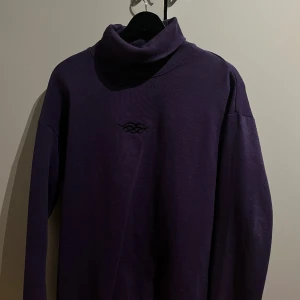Sweatshirt lila - Helt nytt skick, super mysig och fin! Skriv vid frågor. Jag har aldrig använt den. 