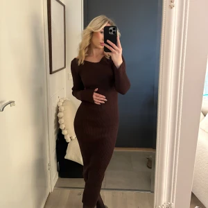 Lång stickad klänning - Säljer min långa stickade klänning, köpt i Grekland. Storlek XS. Brun i färgen 