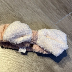 Hårband - Hårbandet kommer från normal💗 Säljs pga att den kommer inte till någon användning💗 Ord. Pris: ca 30 kr Har nästan gått av på ett ställe!💗