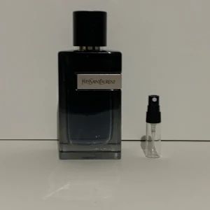 YSL Y EDP 2ml - Säljer samples av denna parfym. OBS: 1ml motsvarar ca 15 spray. Kom dm för ytterligare frågor. 