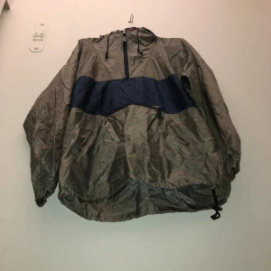 windbreaker  - superfin oversized windbreaker, men ett hål i nacken därav priset