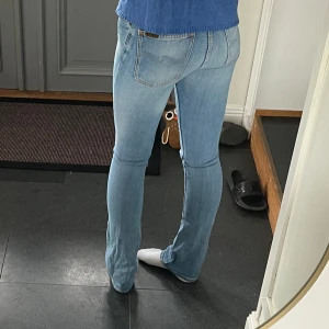 Blå nudie jeans - Ljusblå jeans från Nudie med lite bootcut. Fint skick. Storlek W27 L32. Använd gärna köp nu!