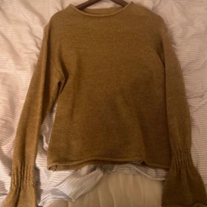 Stickad tröja - Fin stickad tröja med utsvängda armar.