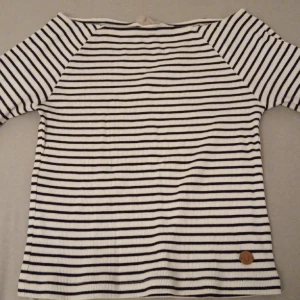 Off shoulder - Seriöst den snyggaste toppen jag äger. Köpt i Grekland. Använd två gånger men ser helt ny ut. Materialet är jätte mjukt och det viktigaste, blir inte nopprigt💕