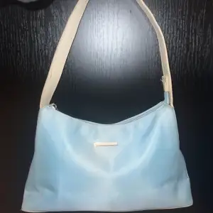 Ljus blåa fiorelli väska 🩵 väskbandet visar några tecken på slitage men annars i bra skick