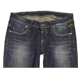 Unika G-star RAW jeans i modell som inte görs längre. Raka ben och mid/low rise. Storlek 31/34 på lappen men försmå för mig som brukar ha W29. 