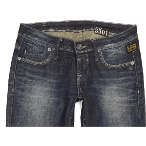 G-star RAW mid rise - Unika G-star RAW jeans i modell som inte görs längre. Raka ben och mid/low rise. Storlek 31/34 på lappen men försmå för mig som brukar ha W29. 