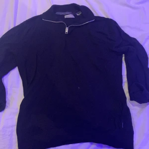 Half zip Jack and jones - Säljer min svarta half zip eftersom jag inte använder den längre💰inga tecken på användning hör av er om det skulle va nåt