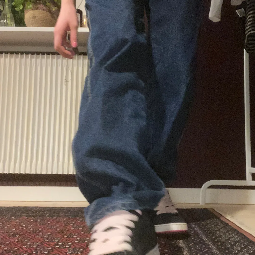 Mörkblåa ”baggy”/straight fit diesel jeans. Kan ha dom lågmidjat eller mid rise. Snygga och säljes pga att de inte kommer till användning. Jeans & Byxor.