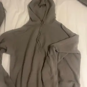 Säljer denna 100% kashmir hoodien i en super fin mörk grå/begie färg då den inte kommer till andvändning längre. Skriv privat för fler frågor!💓💓
