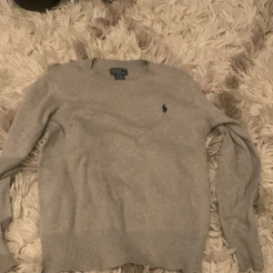Tröja  - Nu säljer jag min fina polo tröja den är inte trasigt på något sätt har bara blivit för mig förliten. pris kan diskuteras❤️❤️