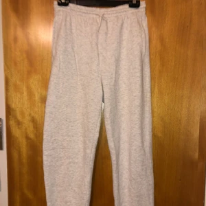 Mjukisbyxor högmidjade  - Nyskick förutom en mink prick från en penna kan eventuellt gå bort i tvätten