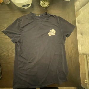 Moncler t shirt  - Hejsan ! Säljer nu min min moncler t shirt till ett schysst pris. Säljer den pga att jag har tröttat på den , skick 8:10. Om mera bilder eller frågor så är det bara att skriva. 