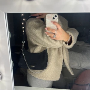 Liten handväska🖤 - Liten och söt axelremsväska köpt från Zalando. Har en kedja hängandes på som går att ta av. Sällan använd.