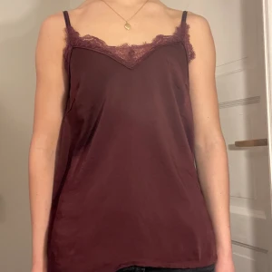 Vinröd topp - Vinrött linne från hm i st 36🩷