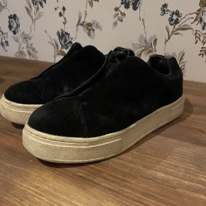 Eytys skor - Jättefina eytys i fint skick! Lite slitna inuti men inget som märks över huvudtaget!Annars jätte fint skick! 😊 storlek 38  Pris kan diskuteras💕