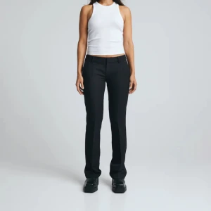 Lågmidjade kostymbyxor  - Säljer dessa lågmidjade kostym byxor från bikbok, i bra skick, blivit lite noppriga på baksida ben men annars fint skick!💘