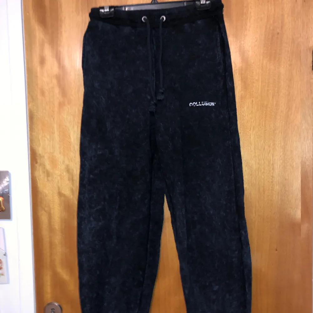 Washed look  Passar som S men är unisex oversized 2xs Nyskick . Jeans & Byxor.