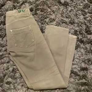 Dondup jeans - Säljer mina gråa dondup jeans i storlek 36 i bra skick