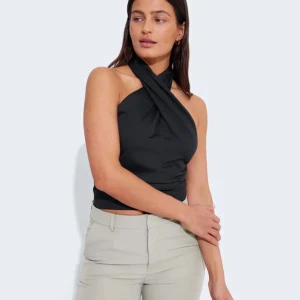 Halterneck topp - Halterneck topp i Satin från Bikbok i storlek xs. Använd 1-2 gånger💕